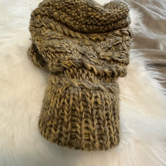Crocheted Scarf and Hat Set by Quagga - Picture 4 of 13